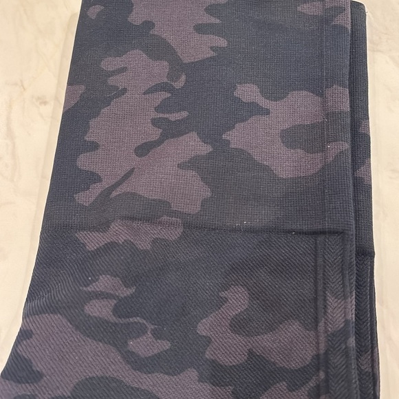 SPANX Camo Leggings with Sleek Fit and Subtle Sheen - Picture 2 of 3